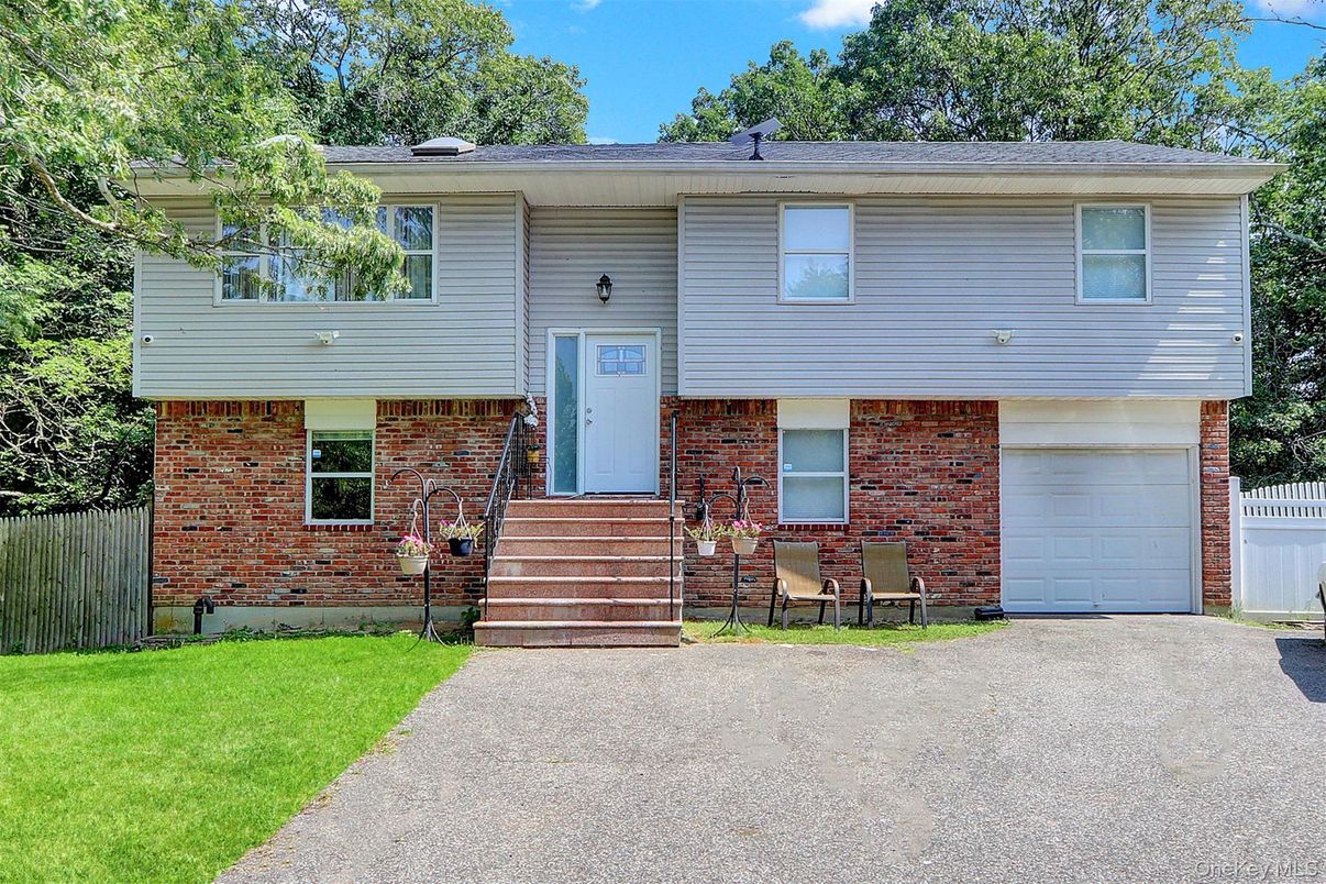 Attached, Exterior, Facade, Brick Facade, Raised Ranch