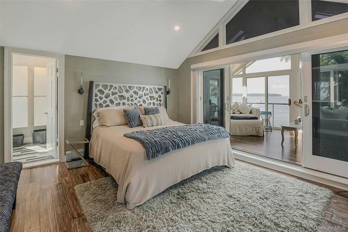 Bedroom, Interior, Recessed Lighting, Water, Wood Texture Flooring