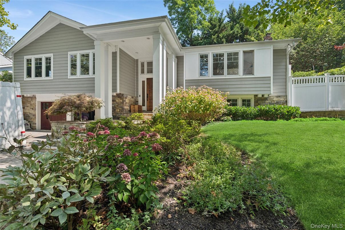 Exterior, Facade, Raised Ranch