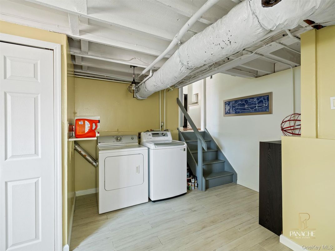 Interior, Washer, Wood Texture Flooring