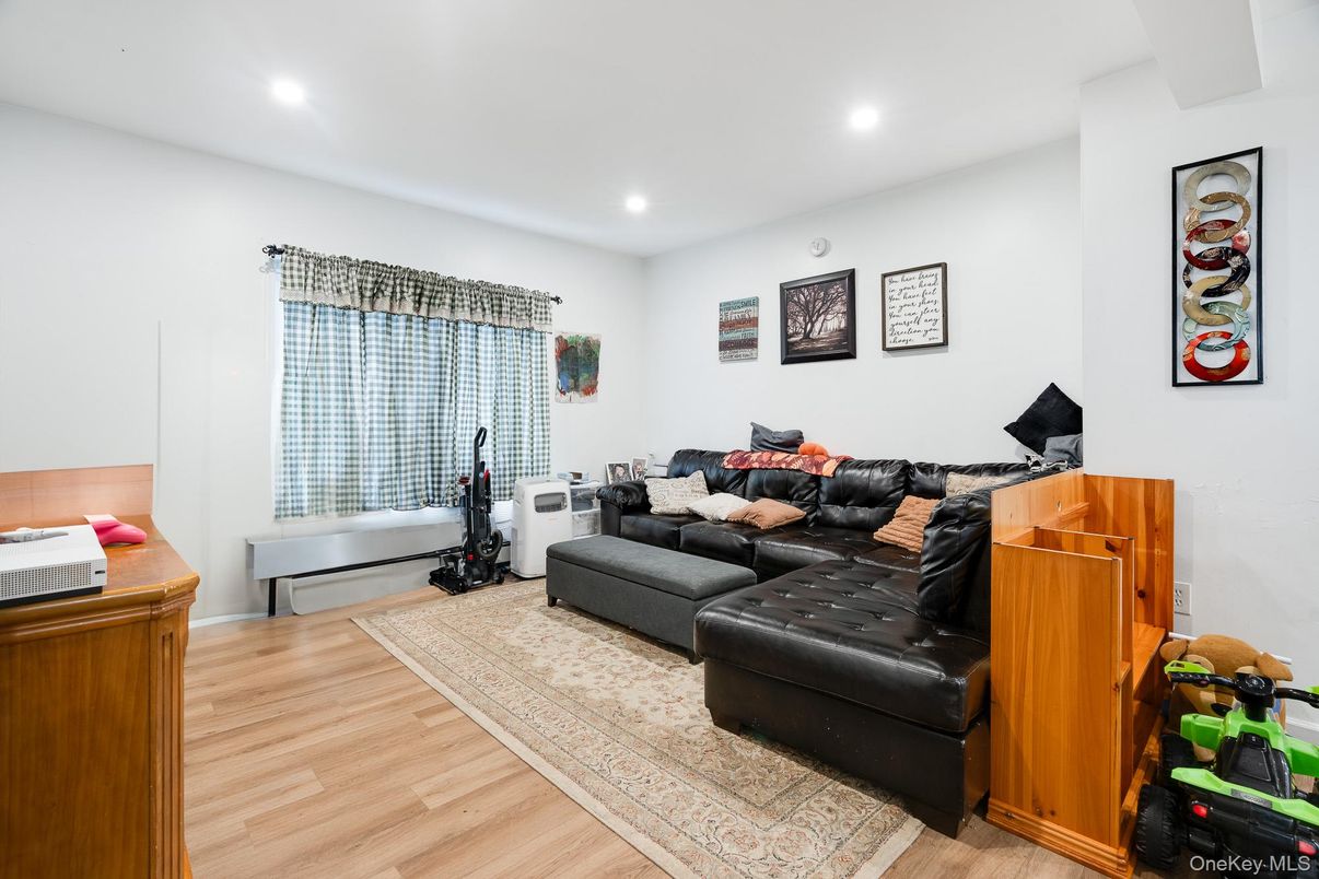 Fitness Equipment, Interior, Living room, Recessed Lighting, Wood Texture Flooring