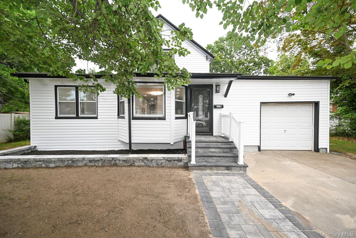 Attached, Exterior, Facade, Cape Cod