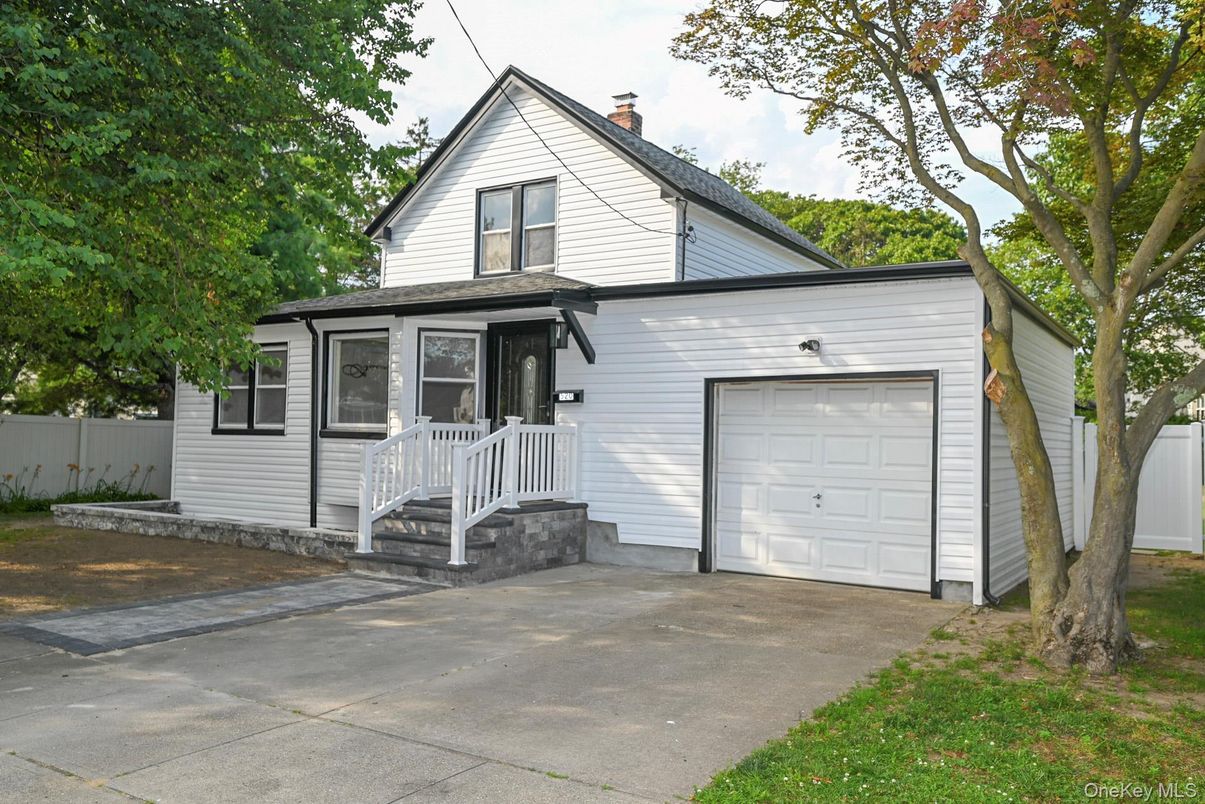 Attached, Exterior, Facade, Farmhouse