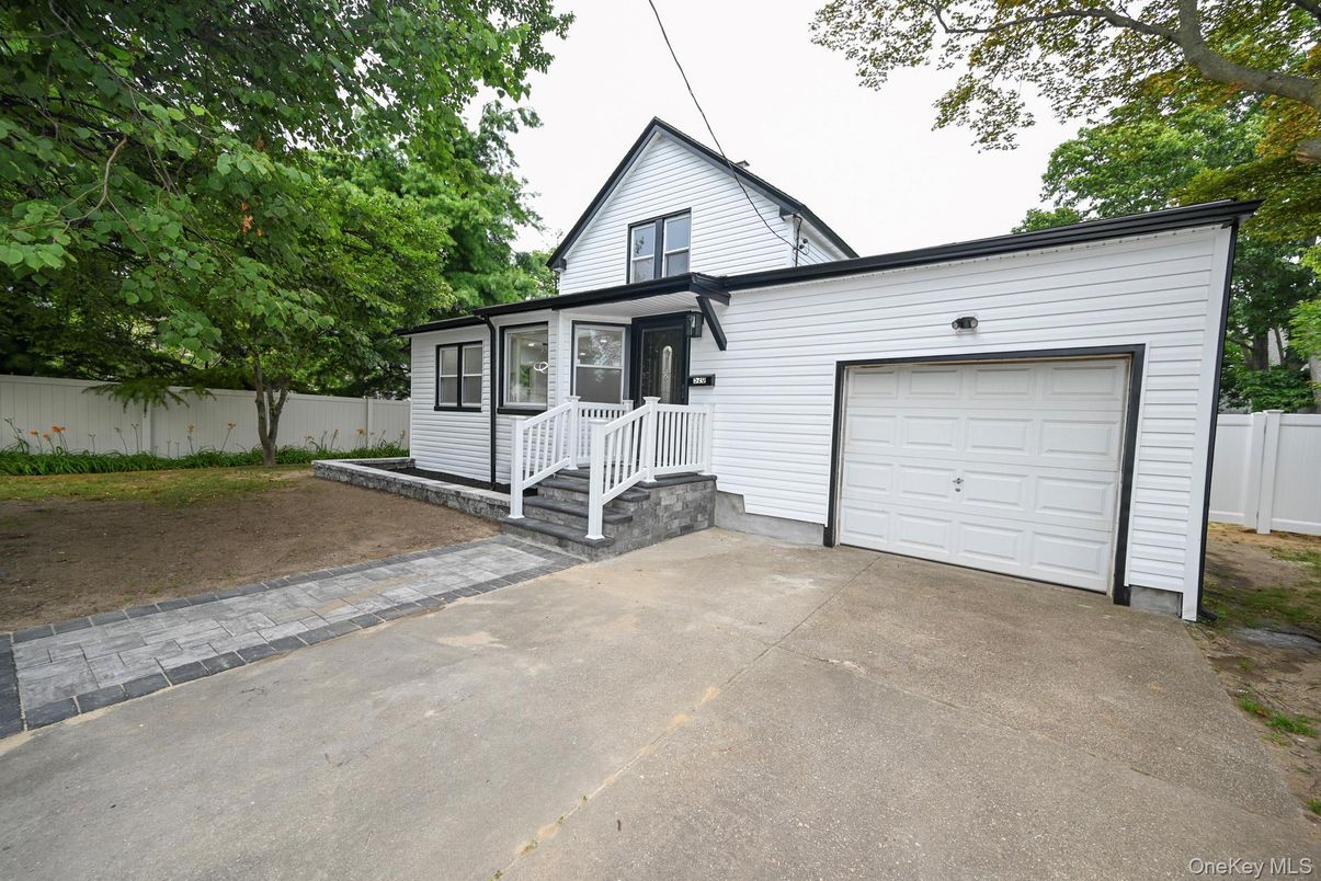 Attached, Exterior, Facade, Farmhouse