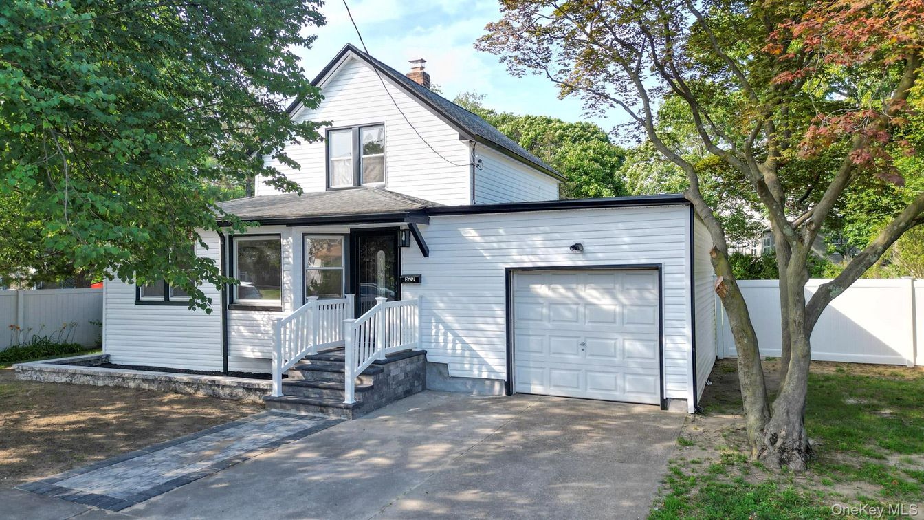 Attached, Exterior, Facade, Farmhouse