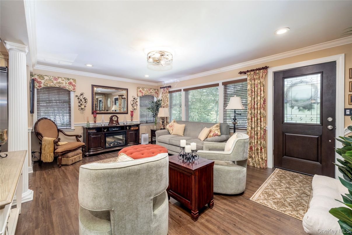Interior, Living room, Recessed Lighting, Wood Texture Flooring