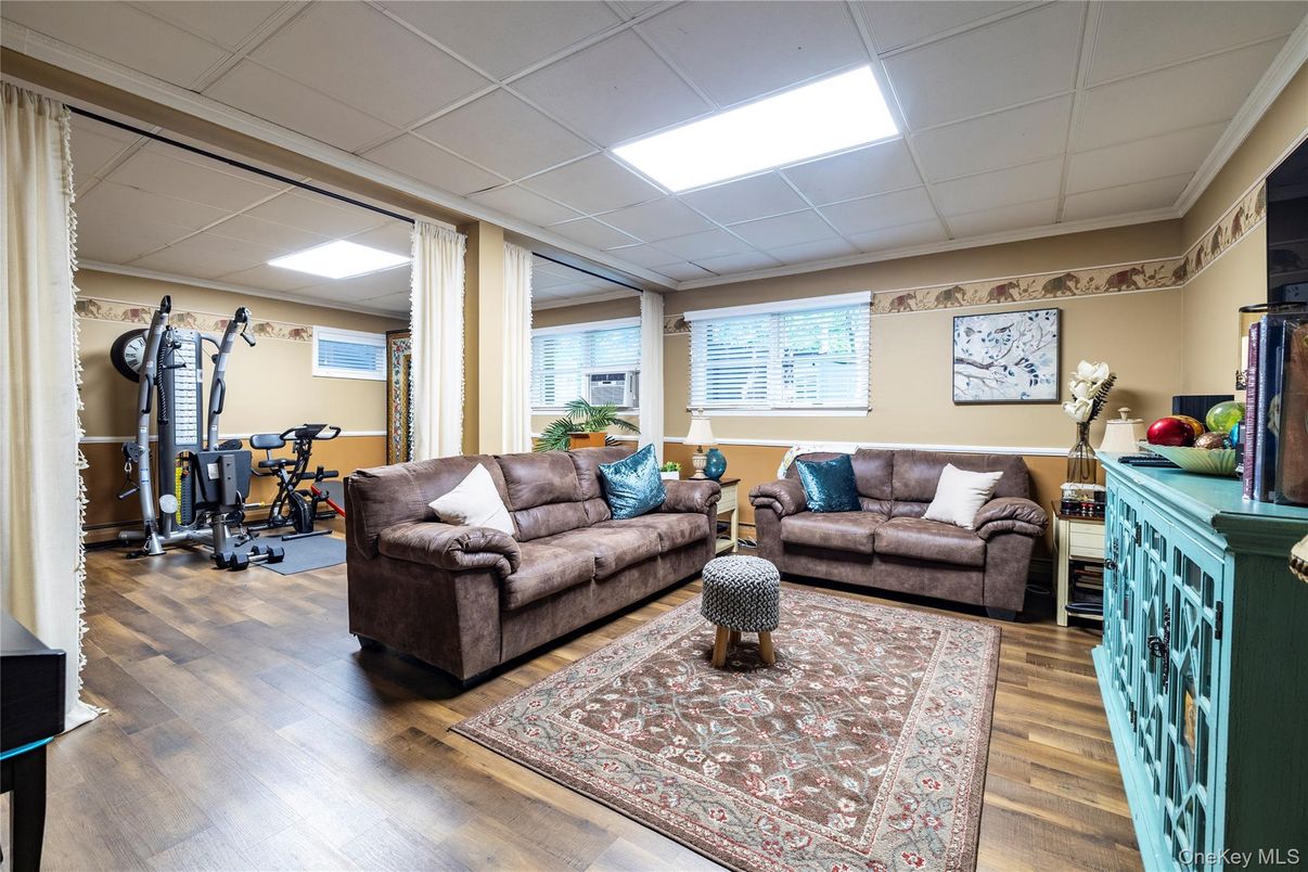Fitness Equipment, Interior, Living room, Recessed Lighting, Wood Texture Flooring