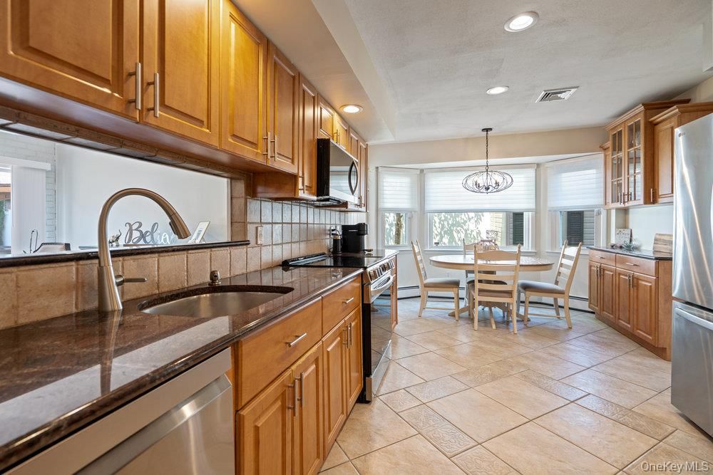 Chandelier, Dining room, Interior, Kitchen, Recessed Lighting, Stainless Steel Appliances