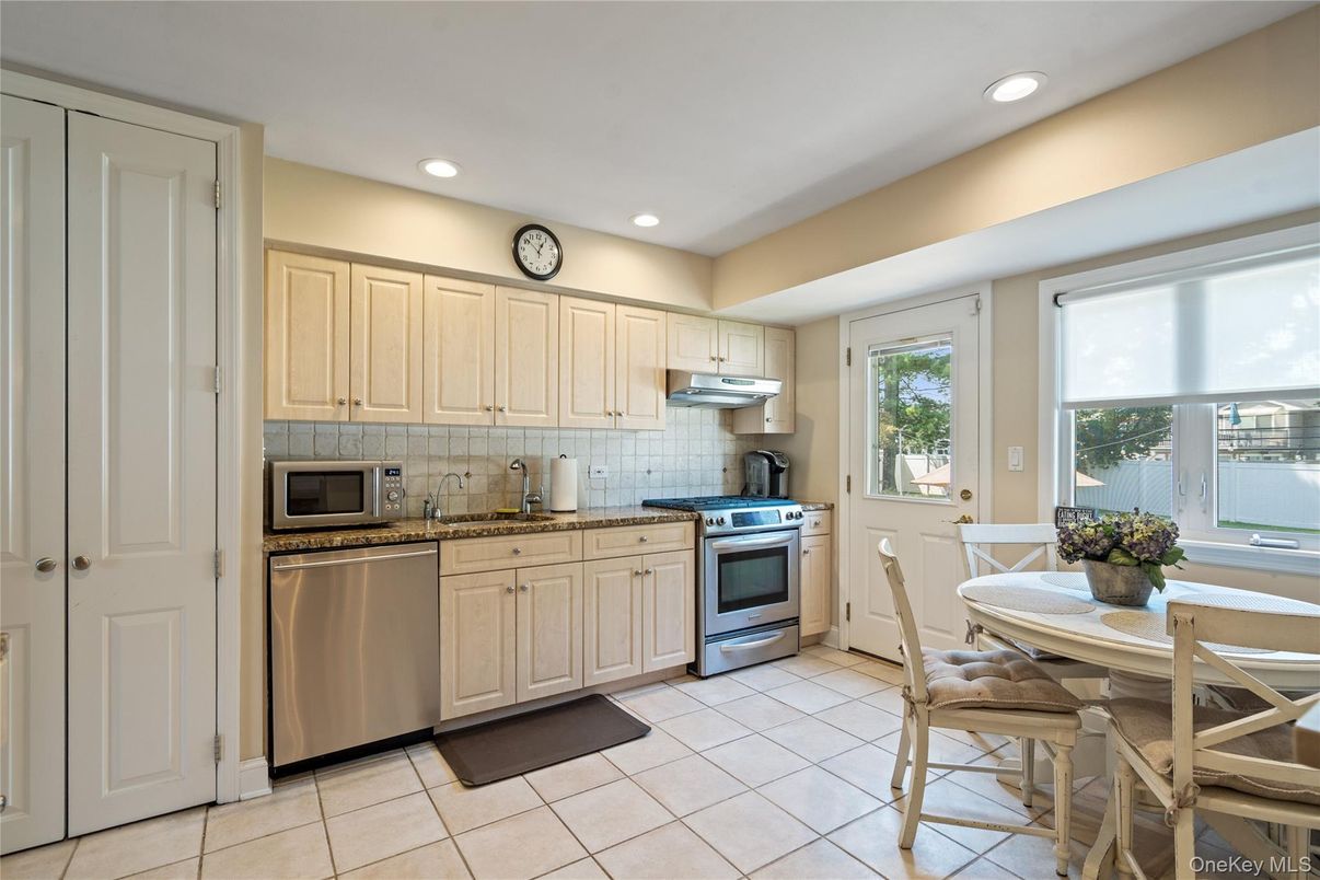 Dining room, Interior, Kitchen, Recessed Lighting, Stainless Steel Appliances