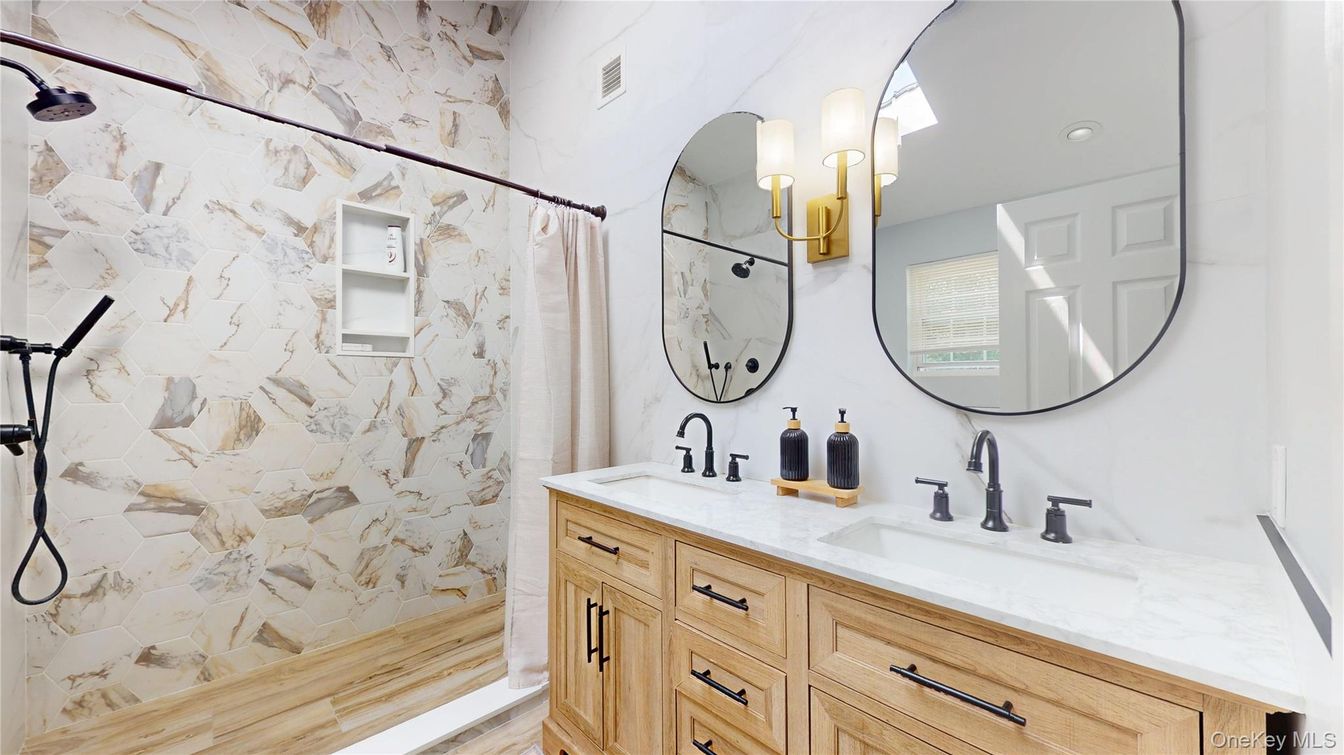 Bathroom, Dual Sink Vanities, Interior, Recessed Lighting