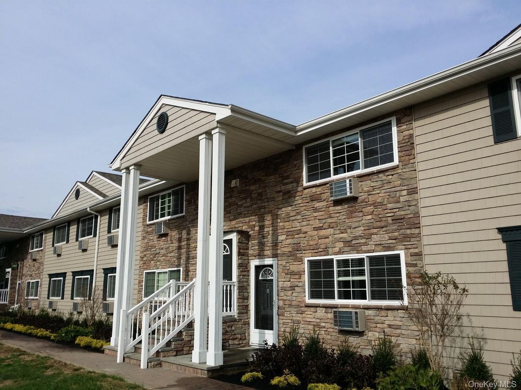 Exterior, Facade, Brick Facade, Rowhouse