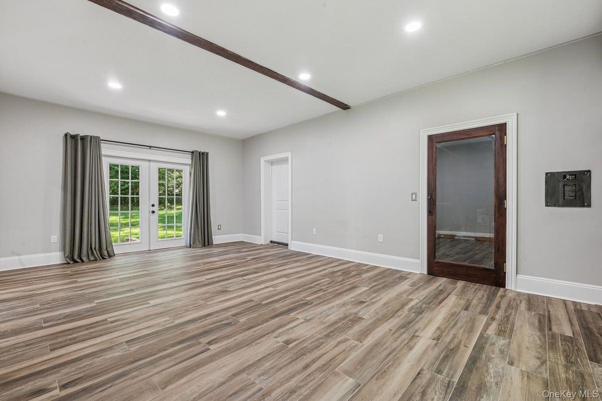 Empty room, Interior, Recessed Lighting, Wooden Beams, Wood Texture Flooring