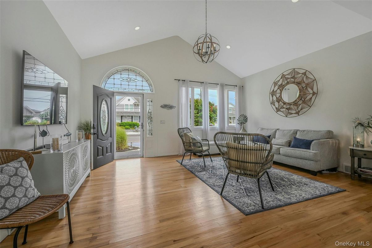 Chandelier, Dining room, Interior, Living room, Recessed Lighting, Wood Texture Flooring