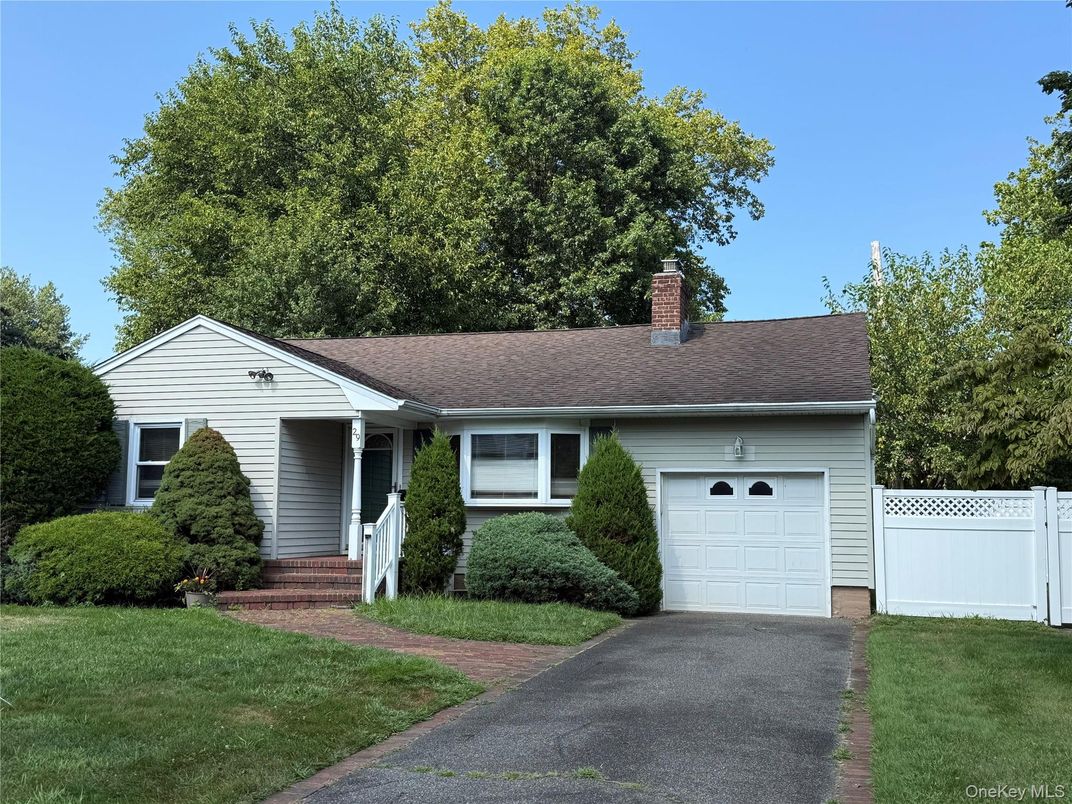 Attached, Exterior, Facade, Ranch