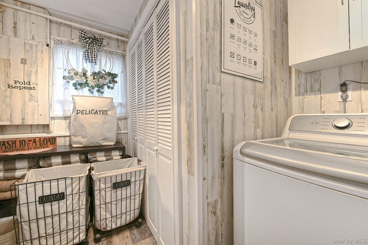 Interior, Utility Closets, Washer, Wood Texture Flooring