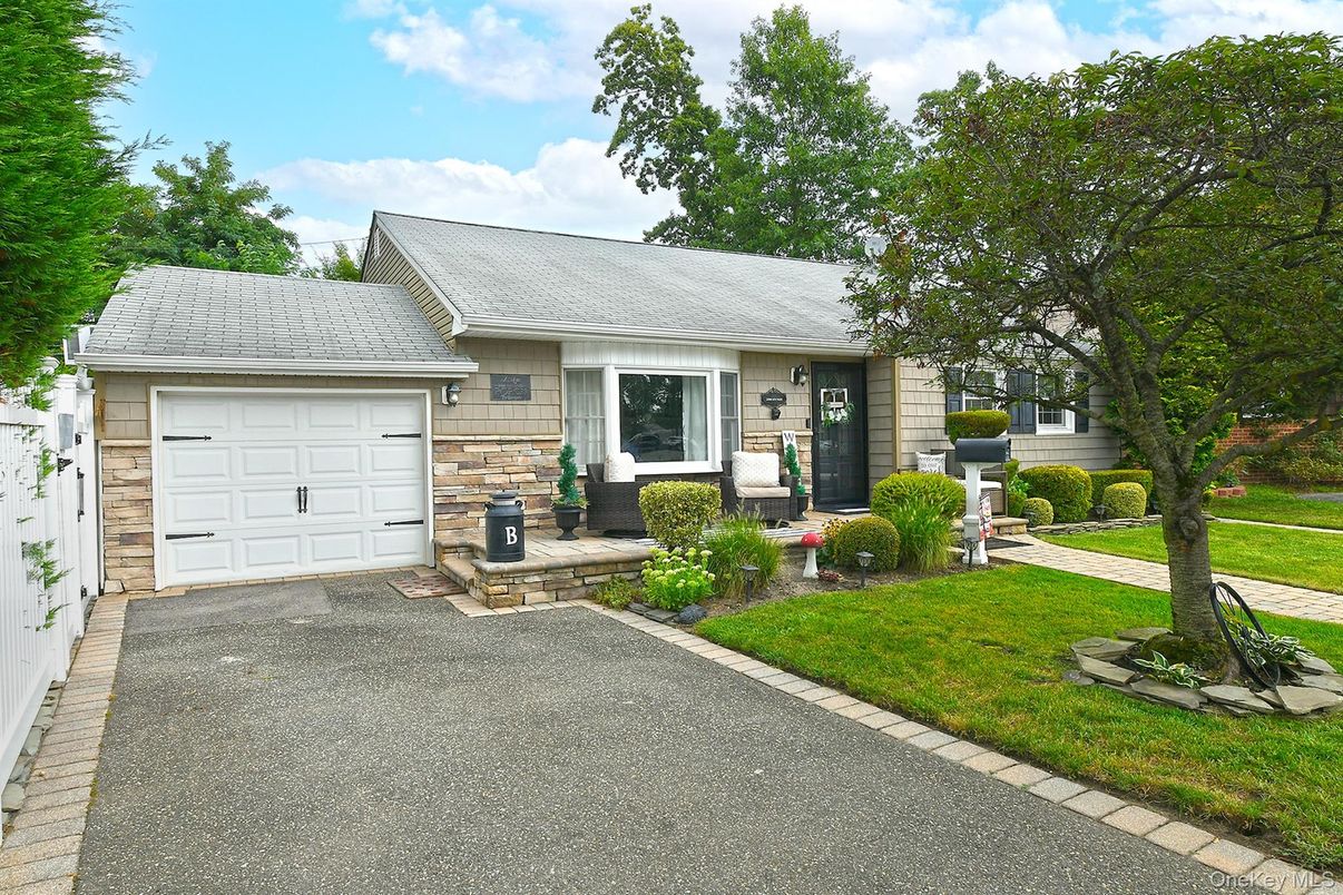 Attached, Exterior, Facade, Cape Cod