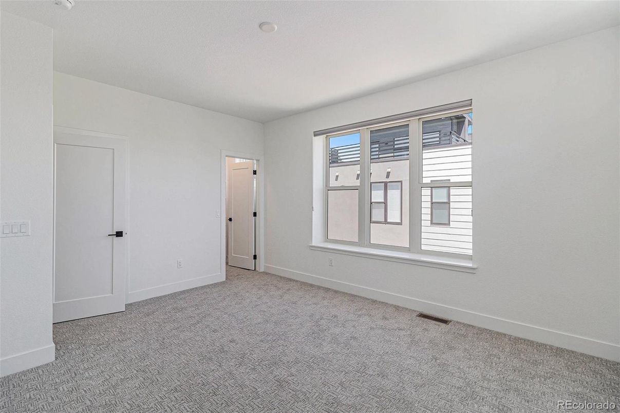 Empty room, Interior