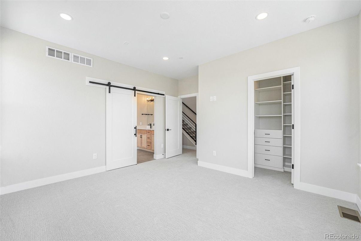 Empty room, Interior, Recessed Lighting