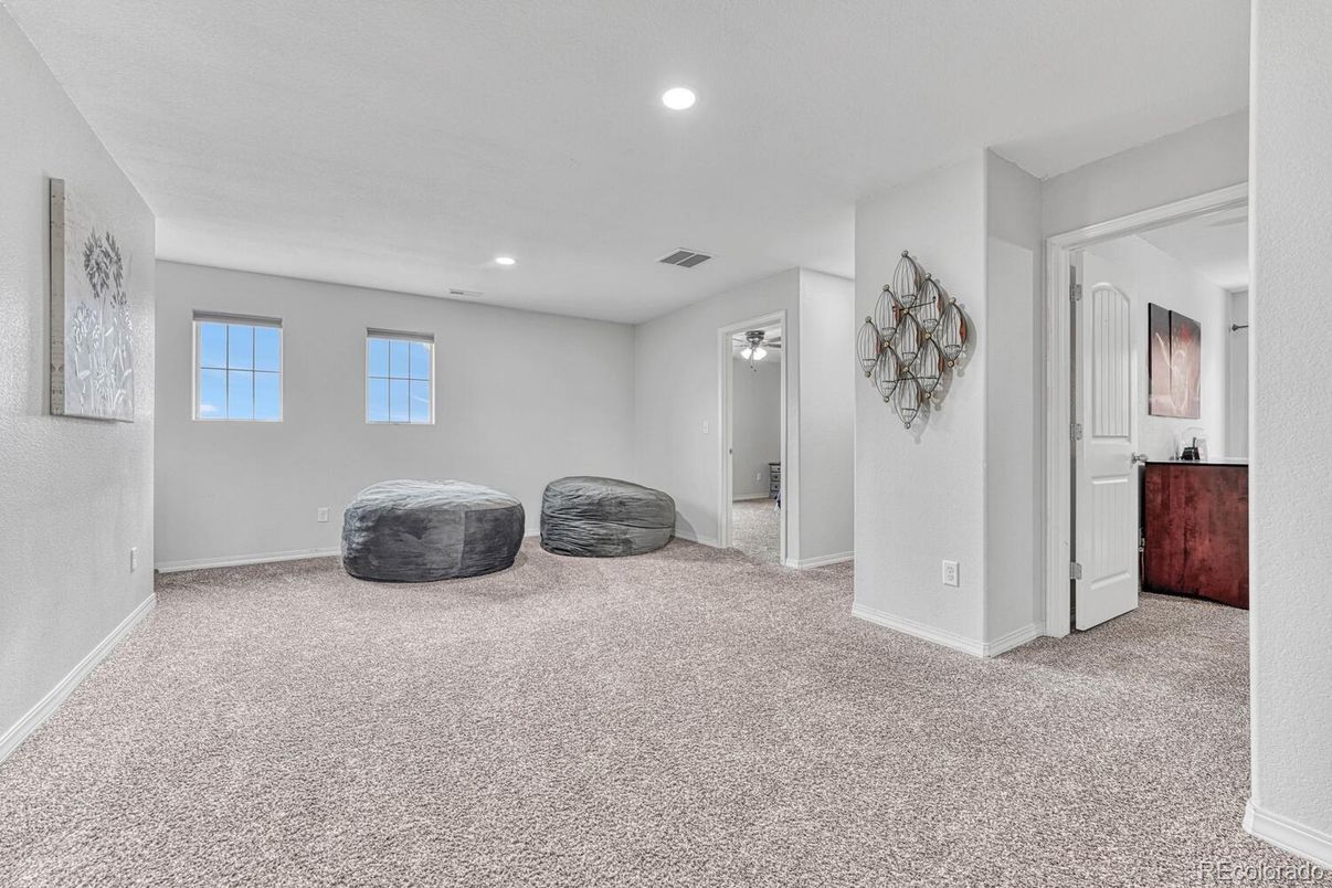 Empty room, Interior, Recessed Lighting