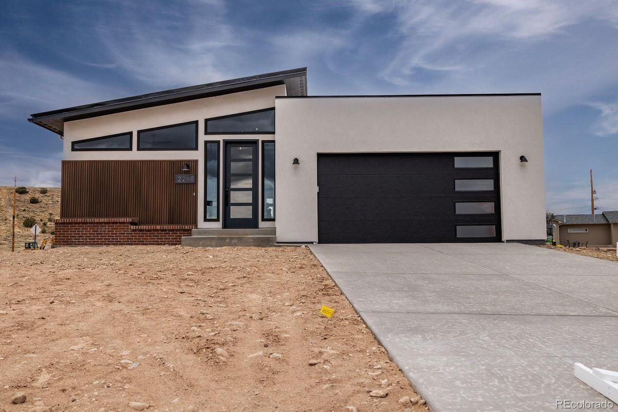 Attached, Exterior, Facade, Modern