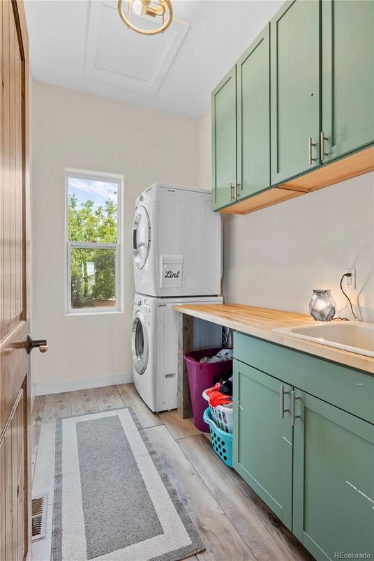 Interior, Washer, Wood Texture Flooring