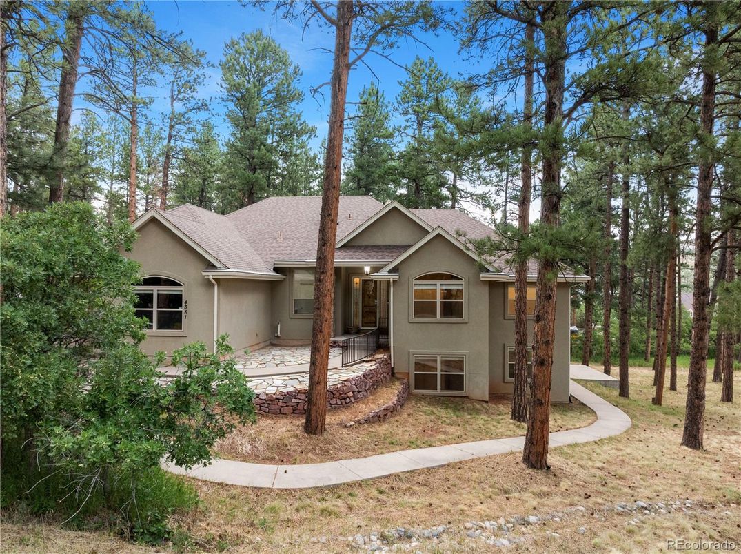 Exterior, Facade, Ranch