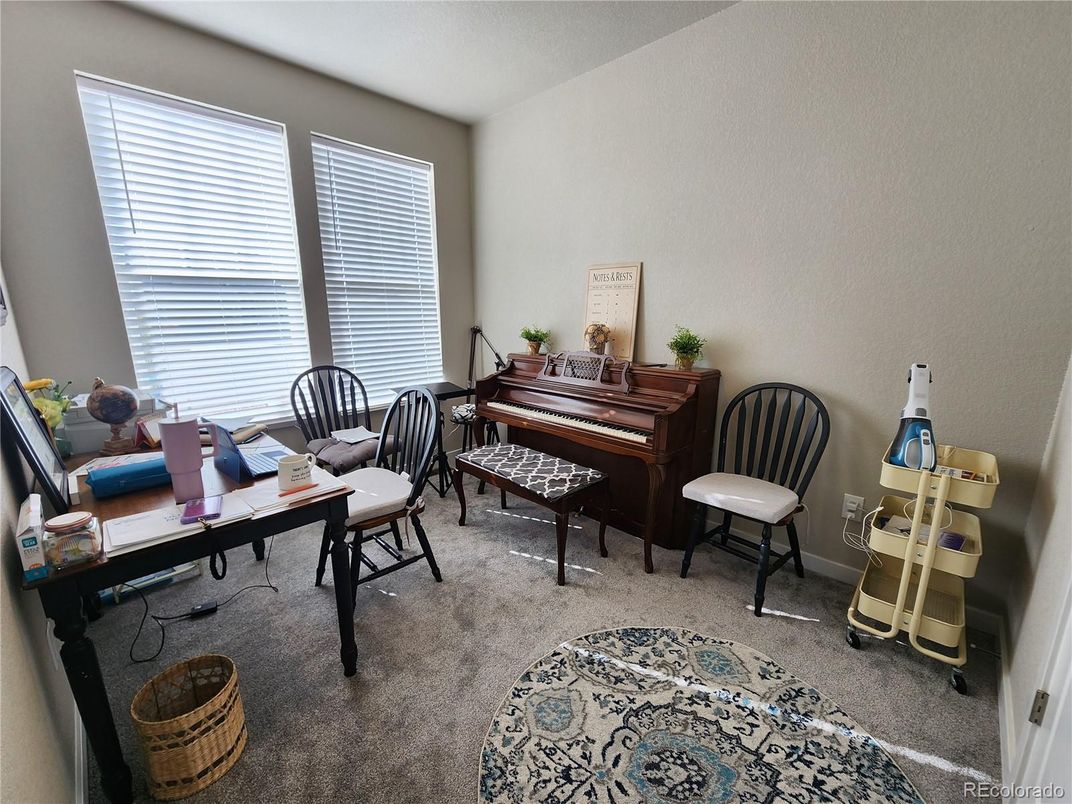 Interior, Piano