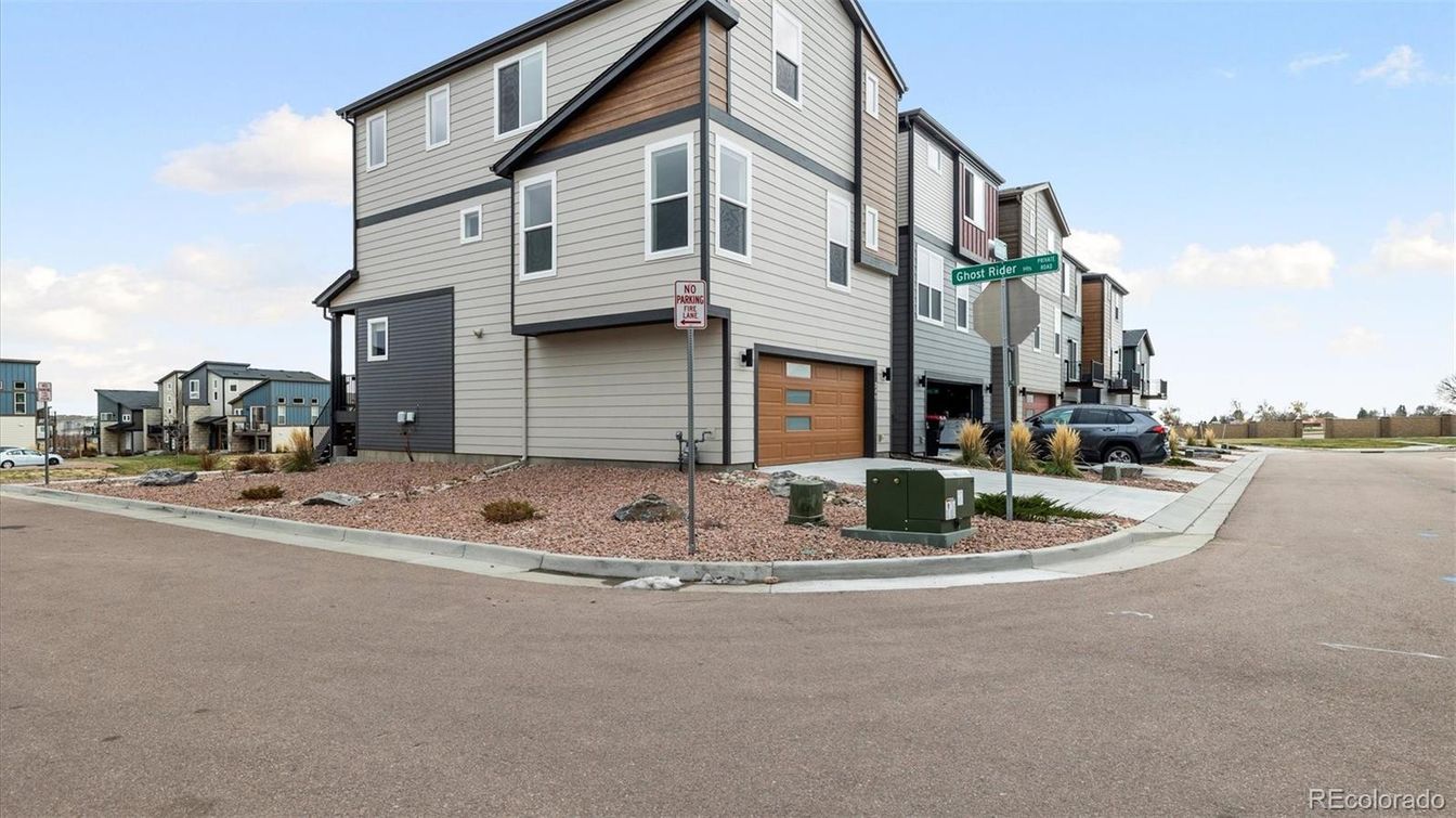 Attached, Exterior, Facade, Rowhouse