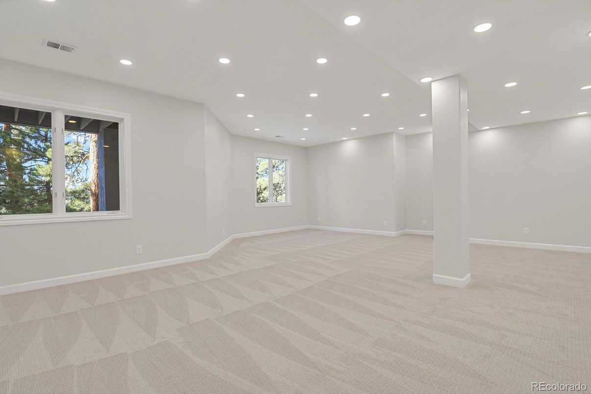 Empty room, Interior, Recessed Lighting