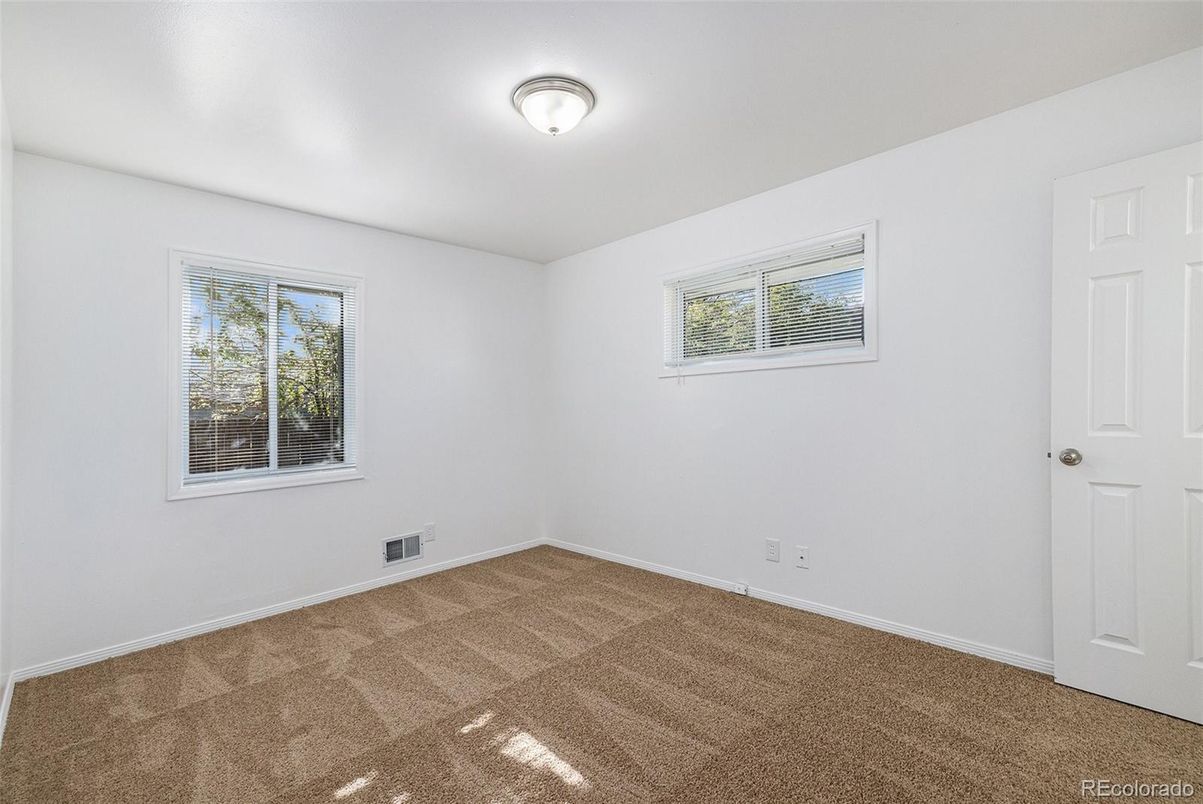 Empty room, Interior