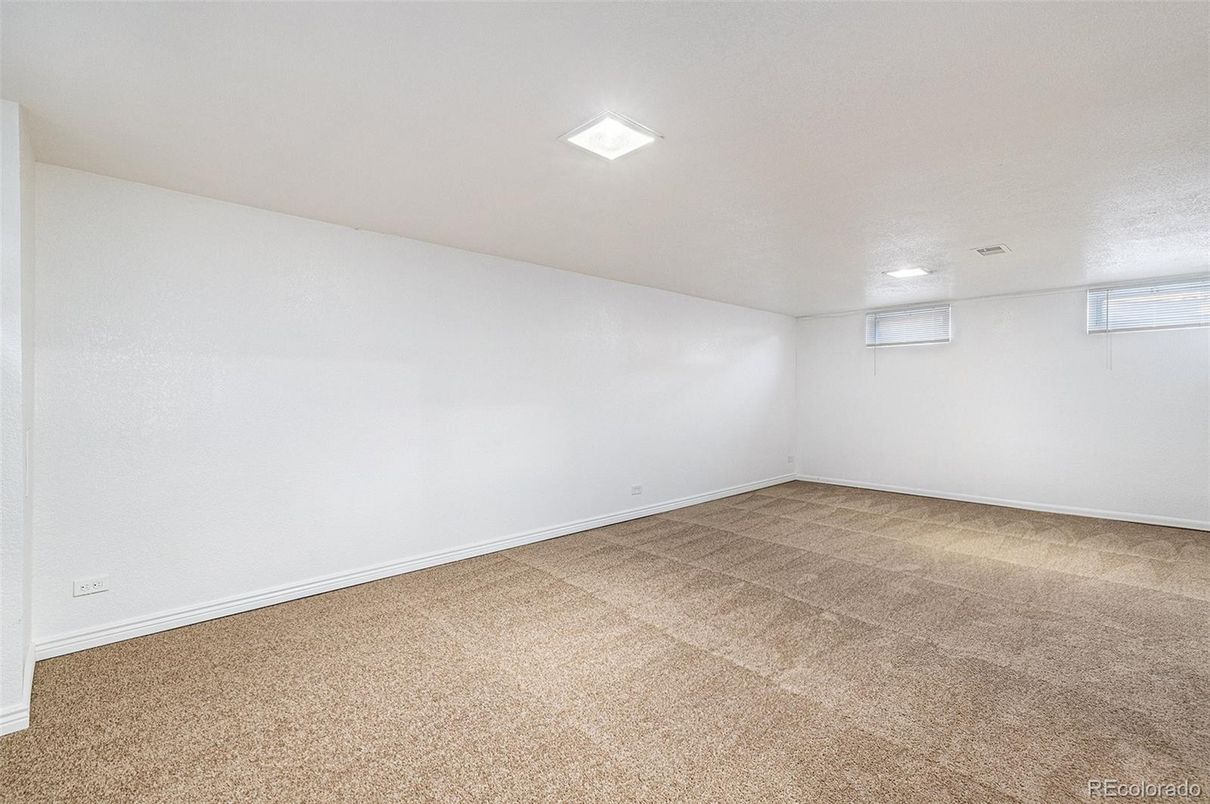 Empty room, Interior, Recessed Lighting