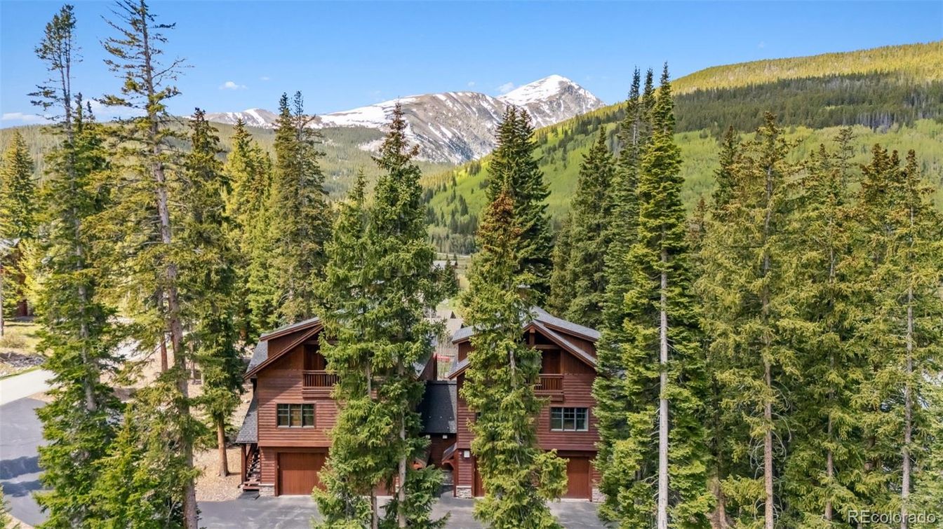 Exterior, Facade, Log Home