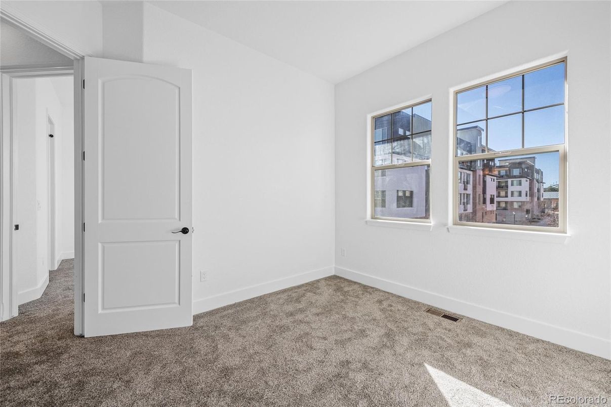 Empty room, Interior
