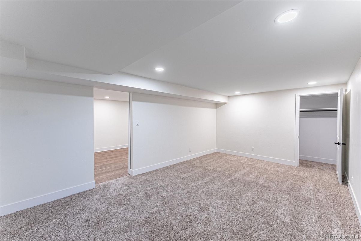 Empty room, Interior, Recessed Lighting