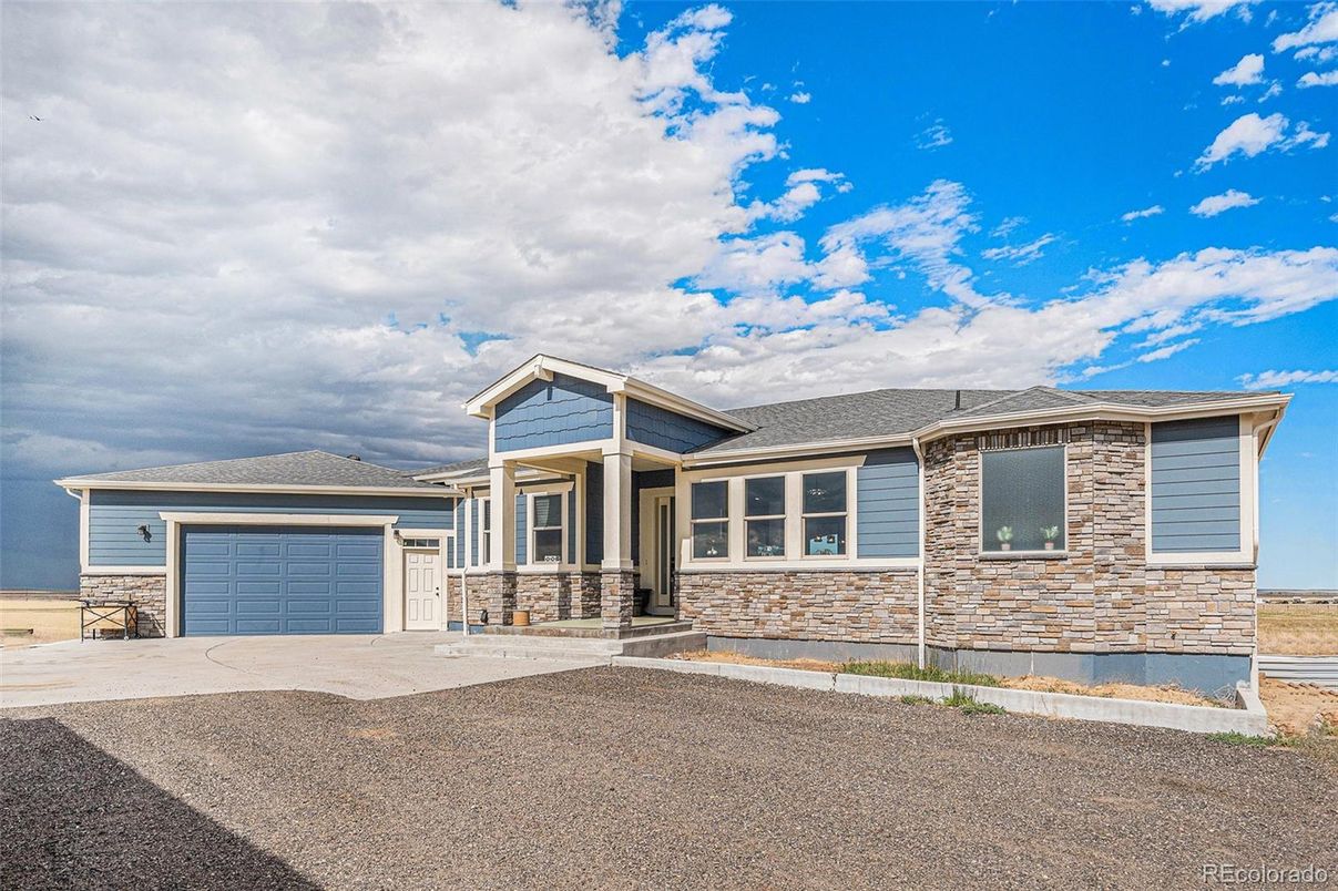 Attached, Exterior, Facade, Ranch
