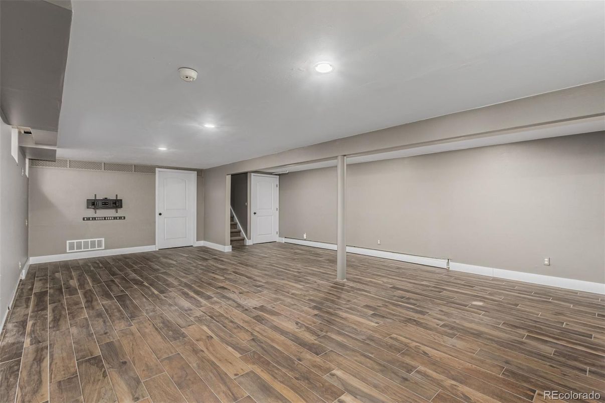 Empty room, Interior, Recessed Lighting, Wood Texture Flooring