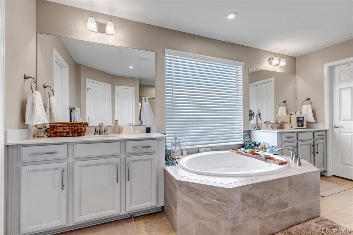 Bathroom, Dual Sink Vanities, Interior, Recessed Lighting