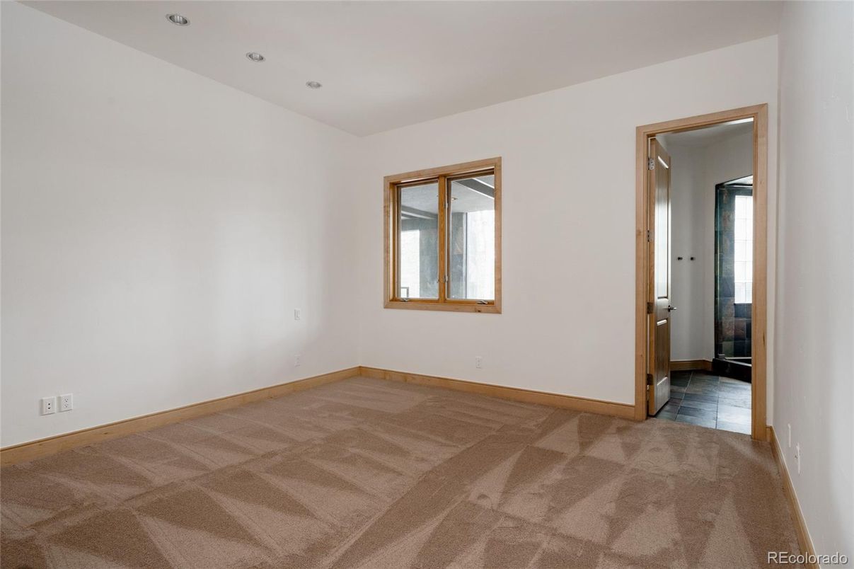 Empty room, Interior