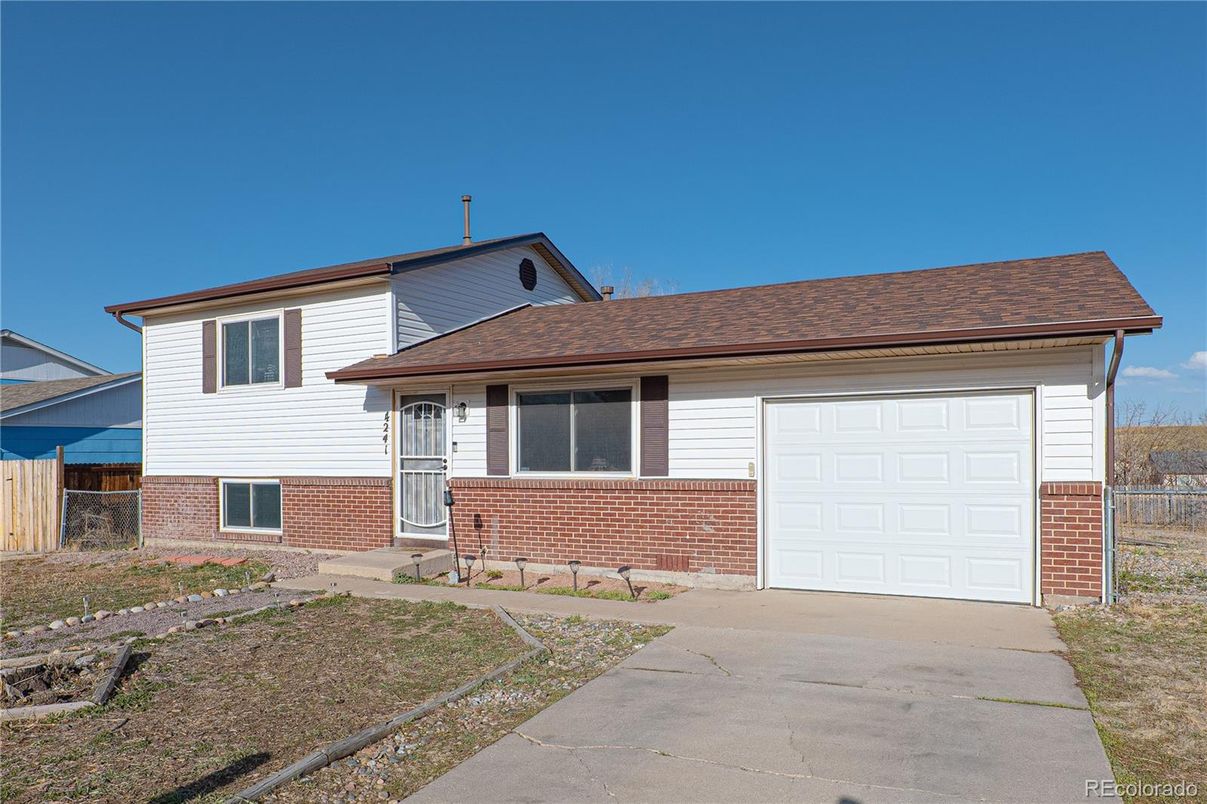 Attached, Exterior, Facade, Brick Facade, Split Level