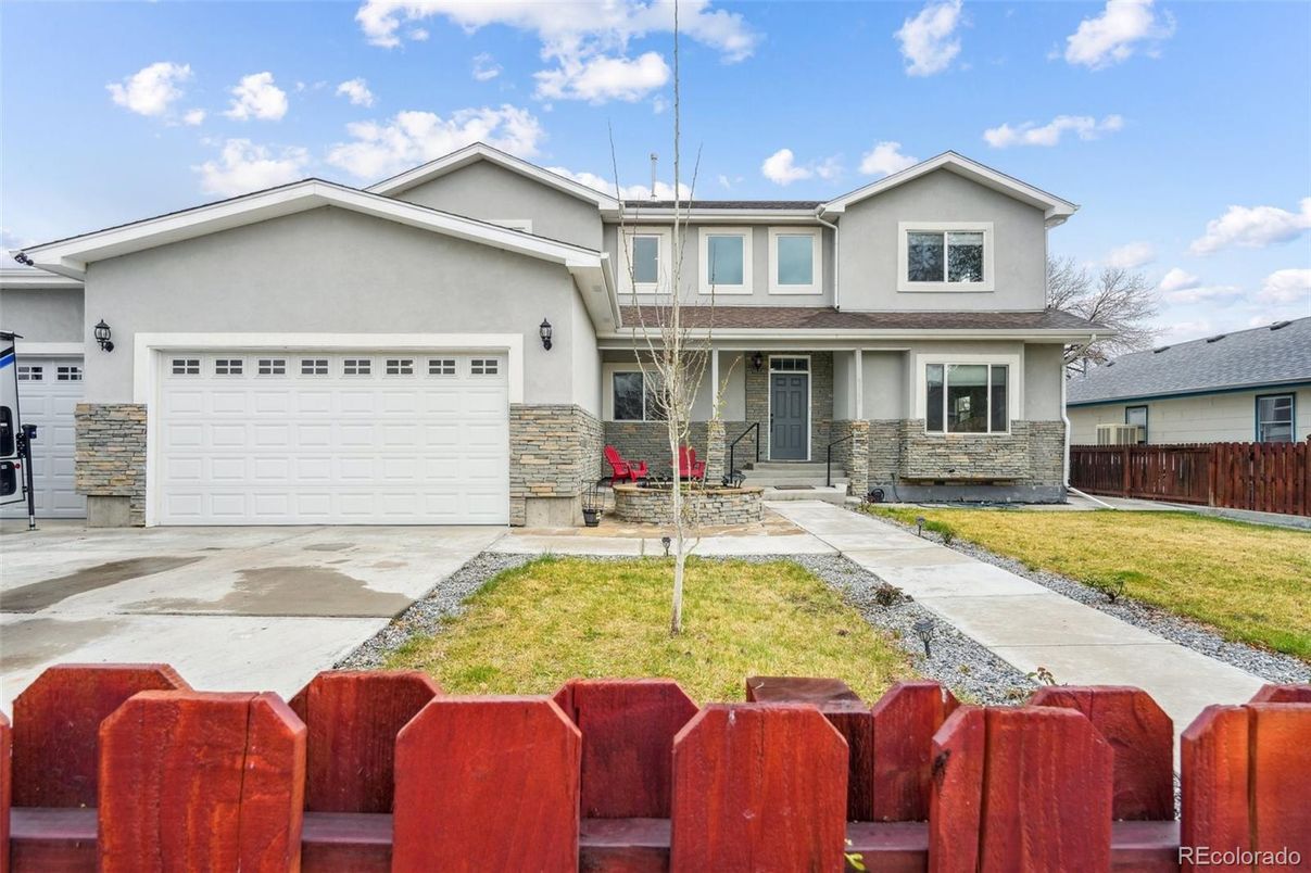 Attached, Exterior, Facade, American Craftsman