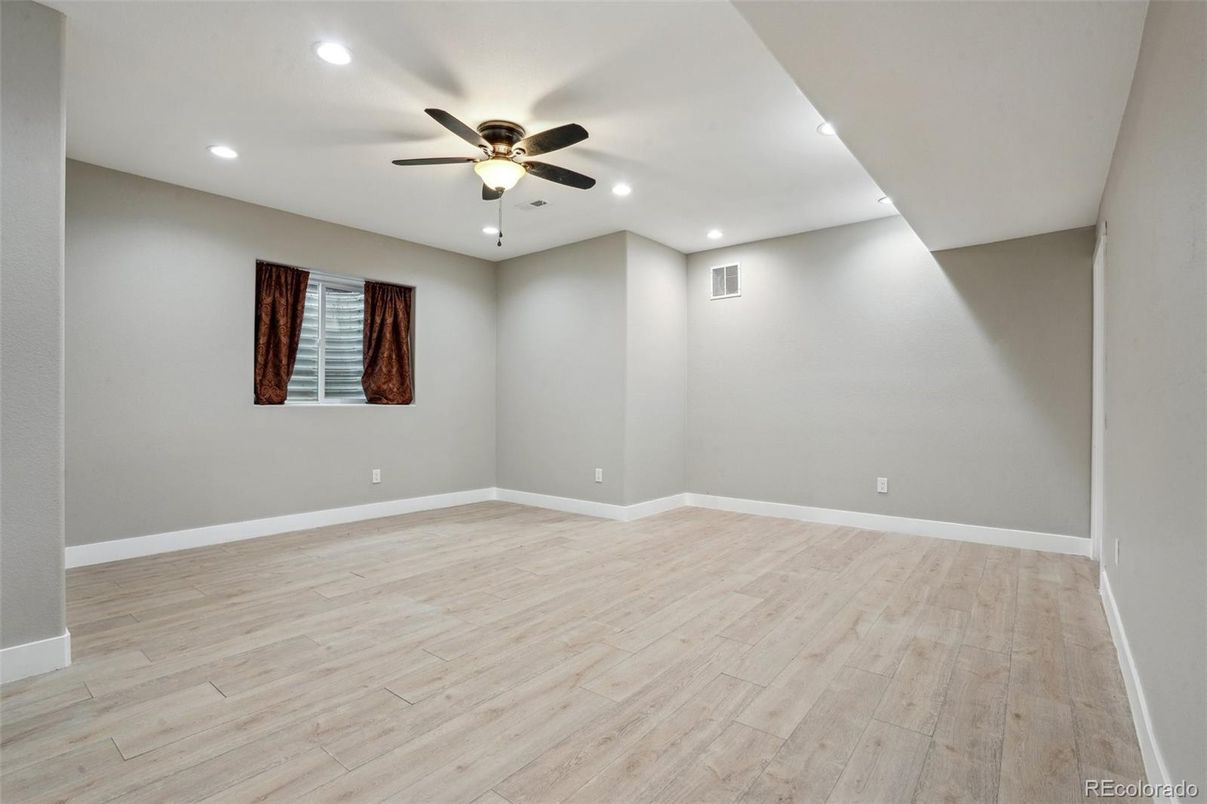 Empty room, Interior, Recessed Lighting, Wood Texture Flooring
