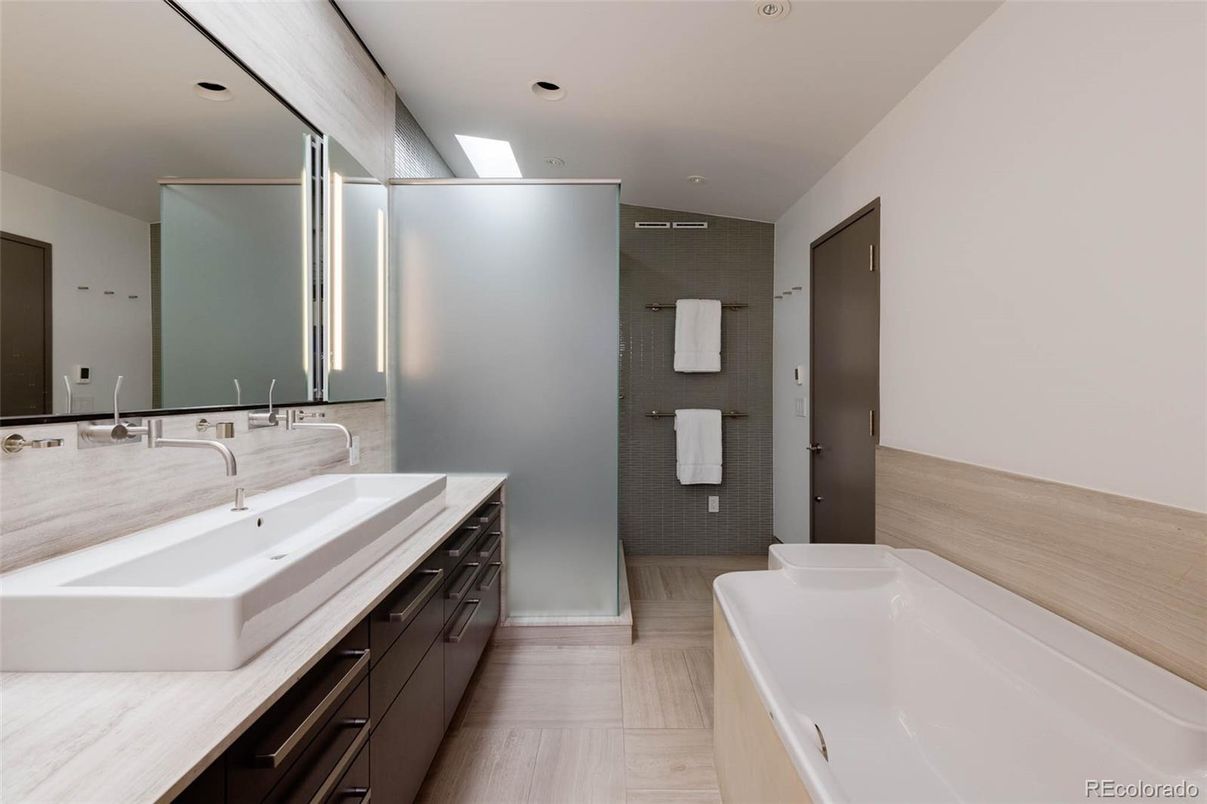 Bathroom, Dual Sink Vanities, Interior, Recessed Lighting