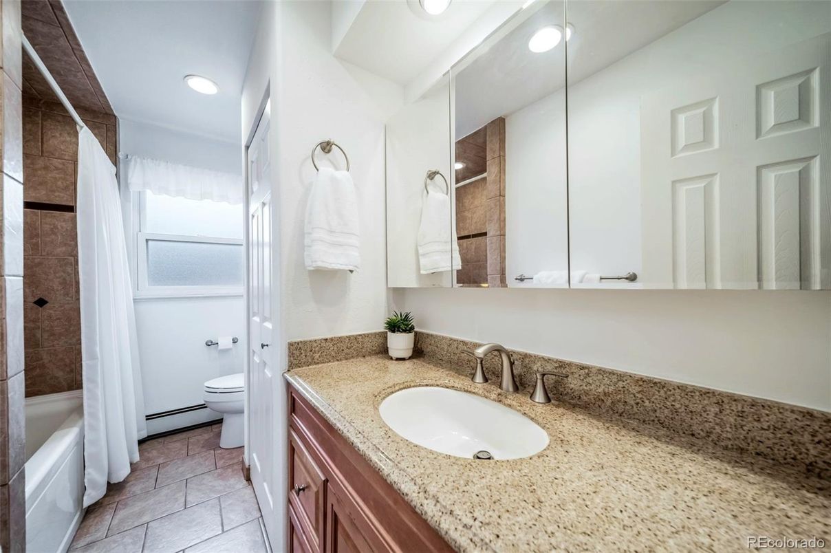 Bathroom, Dual Sink Vanities, Interior, Recessed Lighting