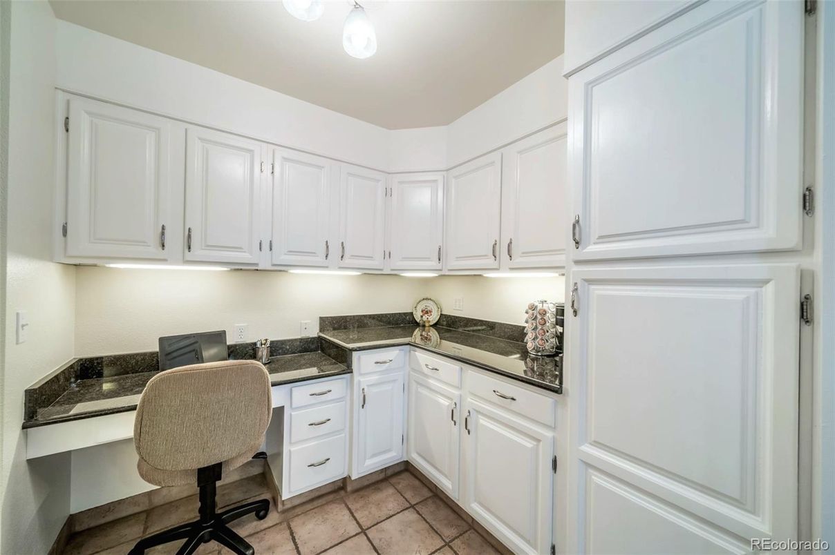 Home Office, Interior