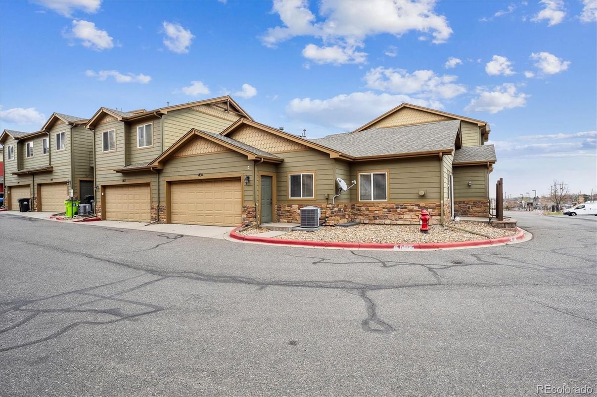 Attached, Exterior, Facade, American Craftsman