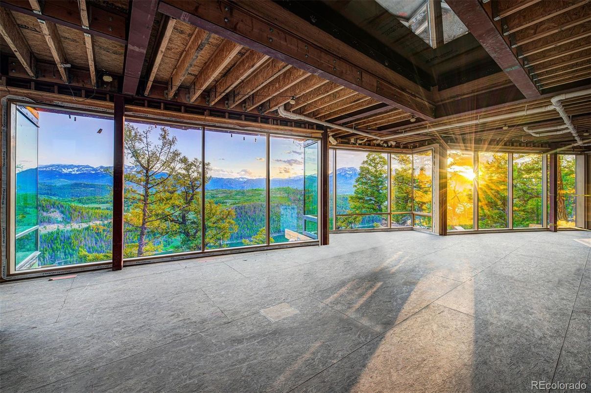 Empty room, Interior, Sun Room, Wooden Beams, Wooden Ceilings
