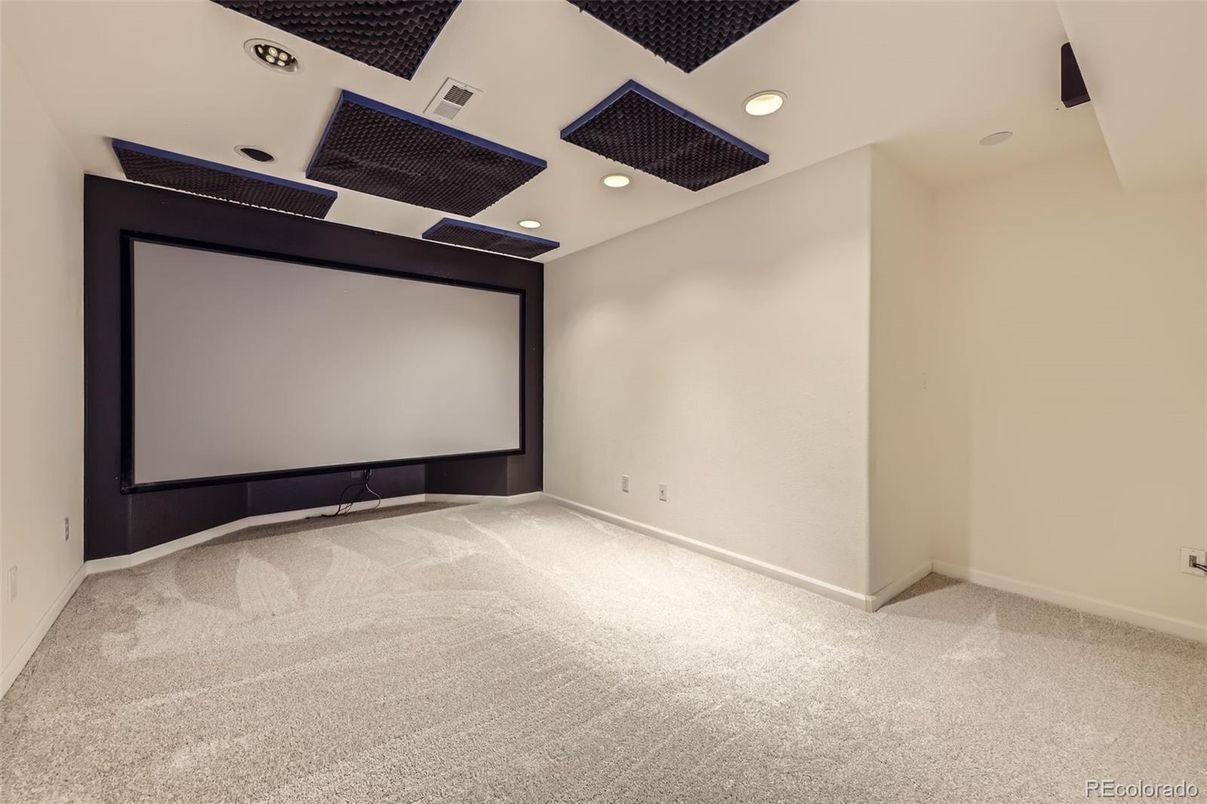 Empty room, Interior, Projection Screen, Recessed Lighting