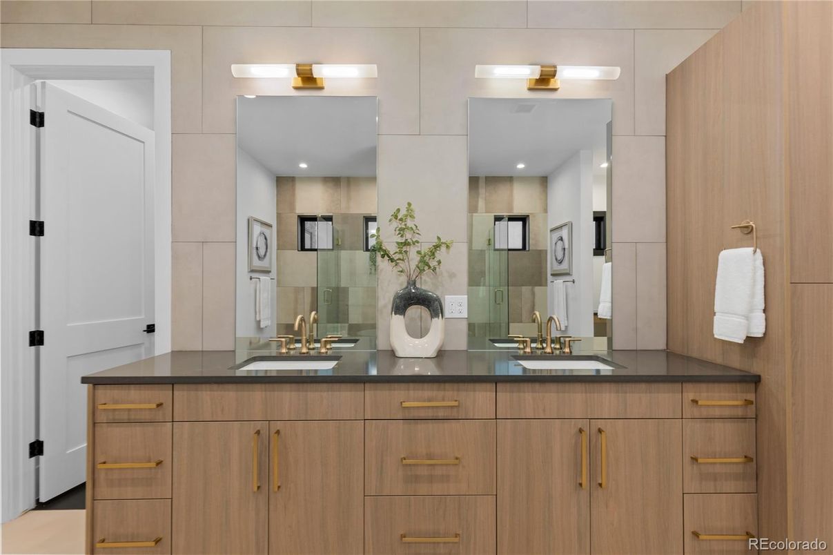 Bathroom, Dual Sink Vanities, Interior, Recessed Lighting