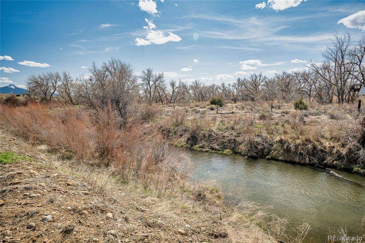 Exterior, Lake