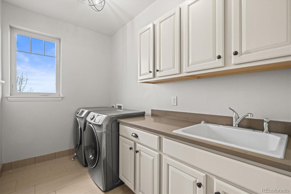 Interior, Washer, Wood Texture Flooring